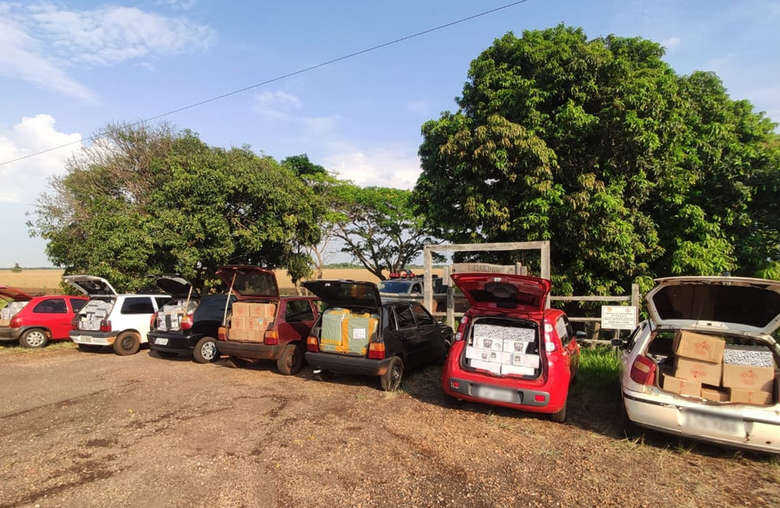 Os cinco condutores, n&atilde;o identificados, foram autuados por contrabando