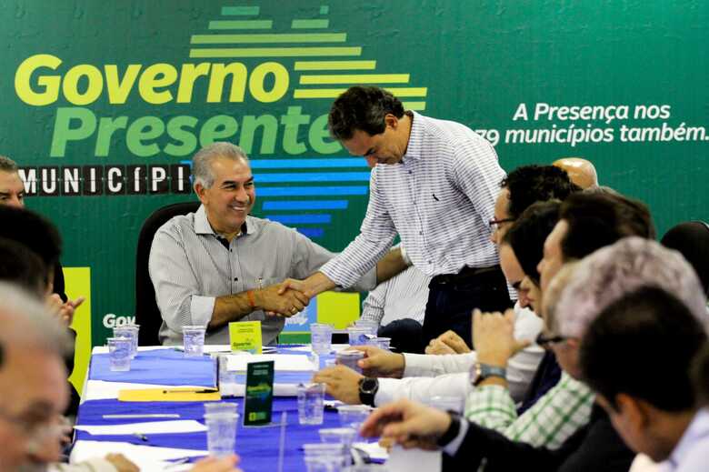 O governador Reinaldo Azambuja, o prefeito Marquinhos Trad e vereadores se reuniram nesta tarde
