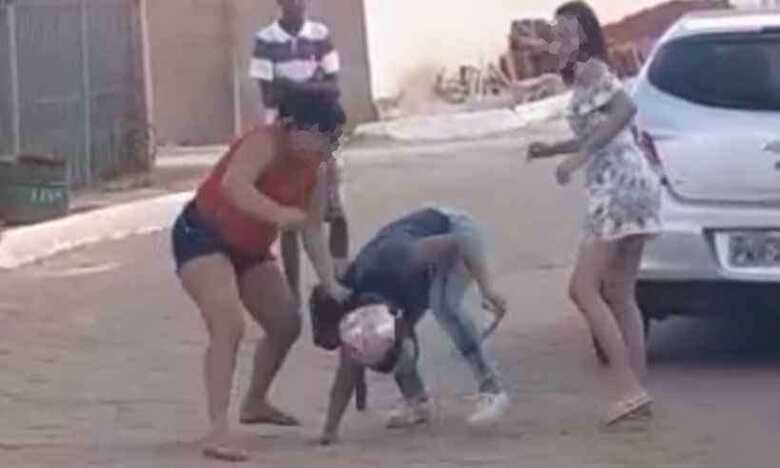 Mãe espanca professora, acusando a profissional de mal tratar sua filha