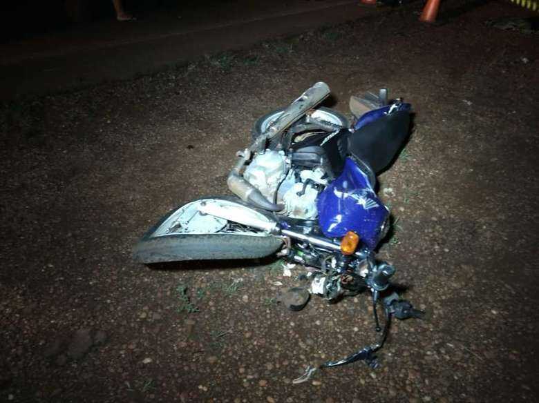 Giselly e Adenilson estavam na motocicleta que ficou destruída pela colisão