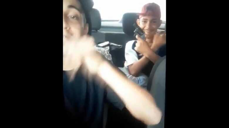 Eles estavam parados em um engarrafamento na rodovia quando foram detidos por policiais