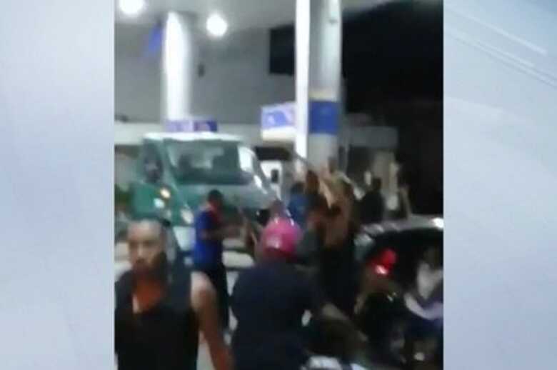 A Polícia Civil vai analisar imagens das câmeras de segurança e de vídeos da ação que circulam na internet para identificar os agressores