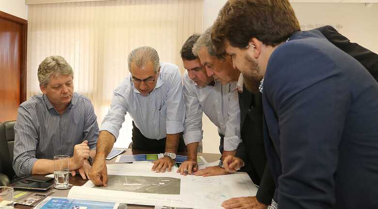 Jaime Verruck, Reinaldo Azambuja e Eduardo Riedel avaliam o projeto do grupo argentino