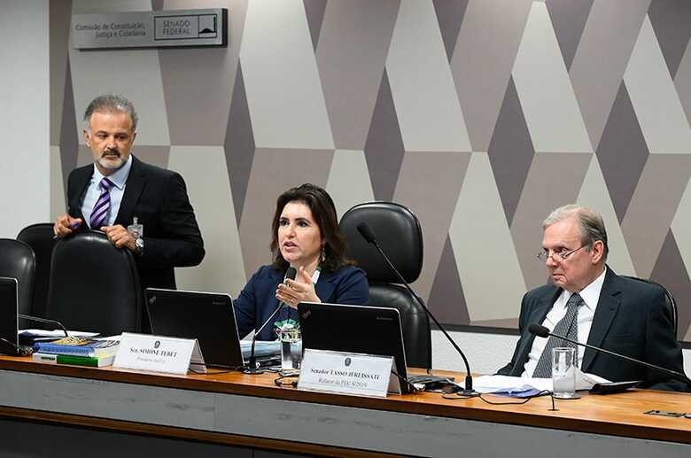 A senadora, Simone Tebet, e o relator da proposta Tasso Jereissati durante  aprovação da PEC