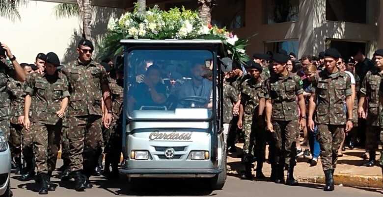 Homenagem militar realizada no enterro do soldado do Exército