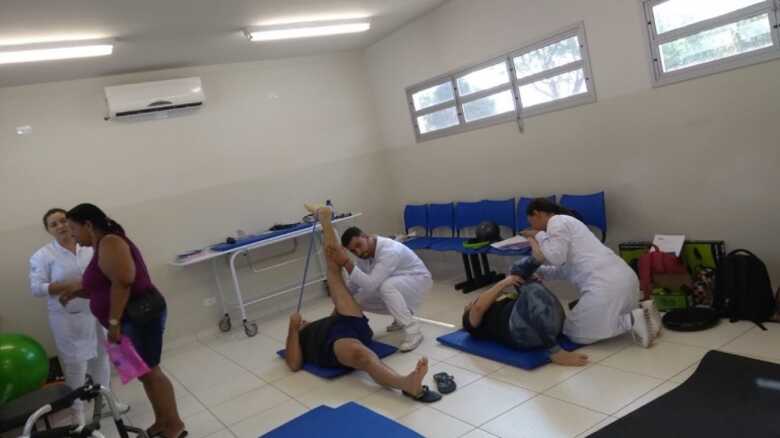 Alunos da Facsul em sessão com pacientes da UBSF