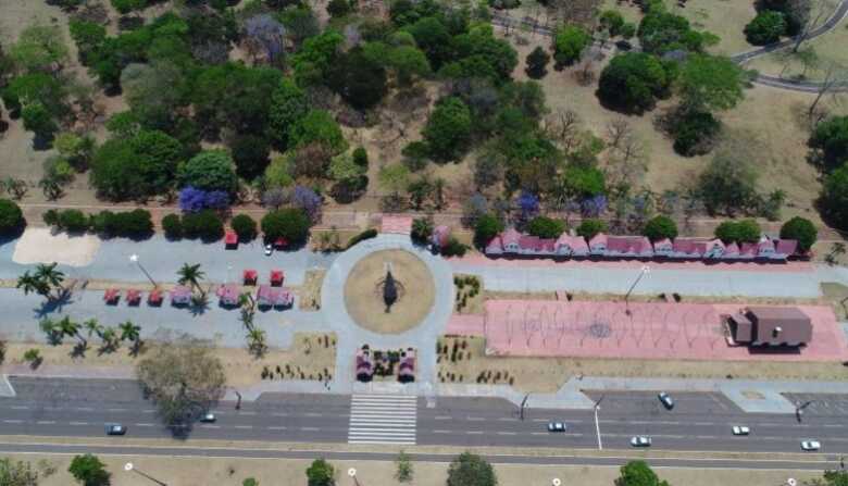 Além dos enfeites, deverão ser colocados pela empresa cordões luminosos de led e enfeites de árvores