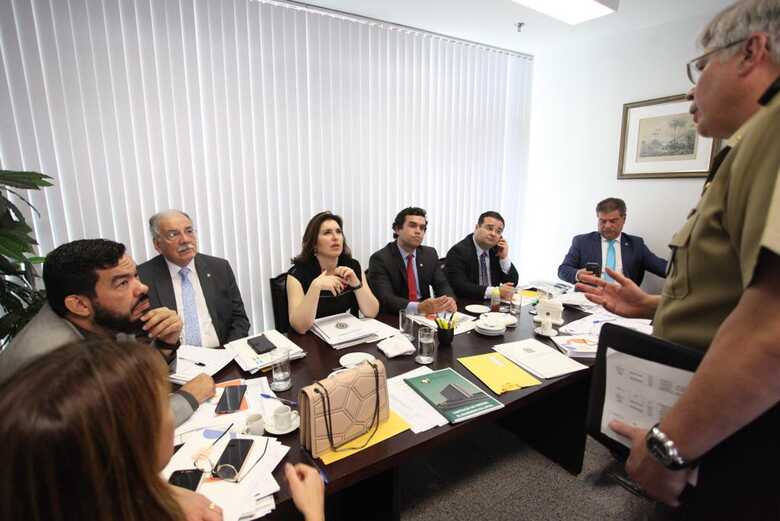 Da esquerda: Deputado, Tio Trutis, Dr. Luiz Ovando, Simone Tebet, Beto Pereira, Fábio Trad e Nelsinho Trad