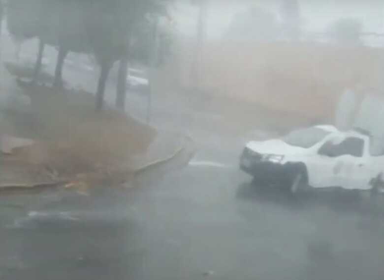 Chuva atinge região central de Campo Grande