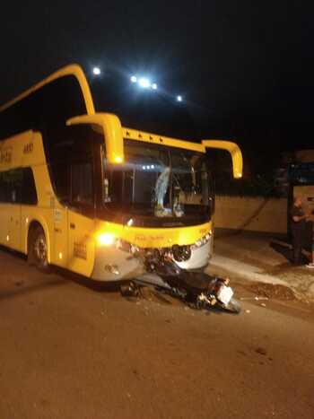 O ônibus estava na contramão enquanto fazia manobra para entrar no estacionamento