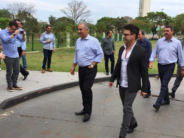 O governador Reinaldo Azambuja e o cantor Zeze de Camargo chegando à solenidade de lançamento do FASP