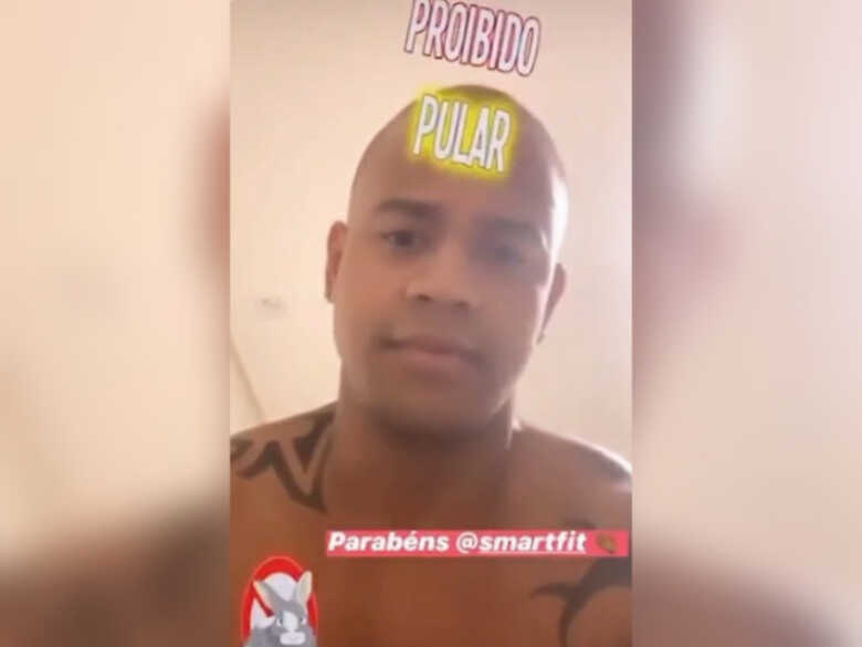 Cantor Léo Santana critíca Smart Fit em sua rede social