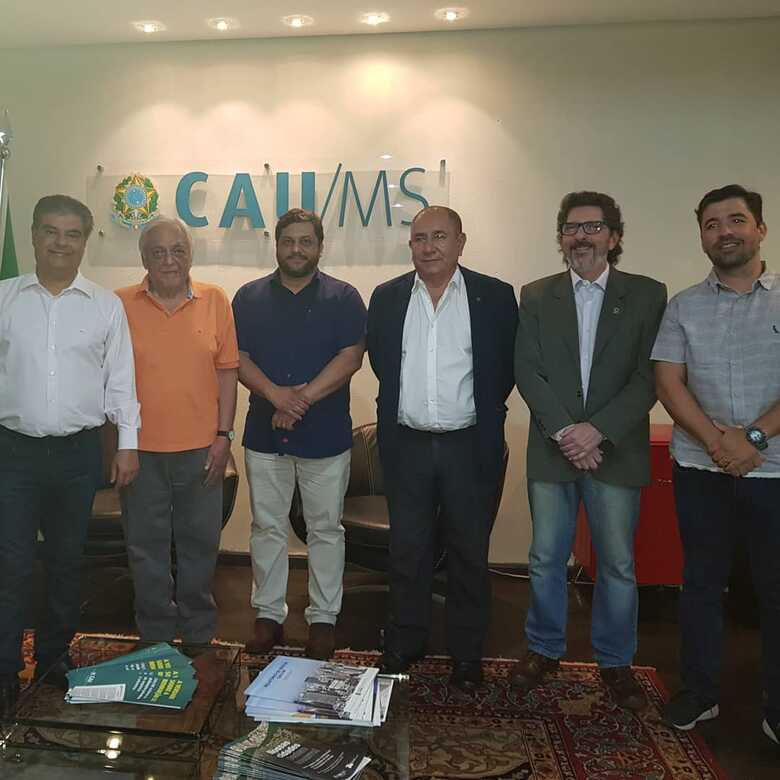 Nelsinho Trad e o presidente do CAU e titular da SEMADUR, Luís Eduardo Costa estiveram com membros da autarquia para celebrar a cedência