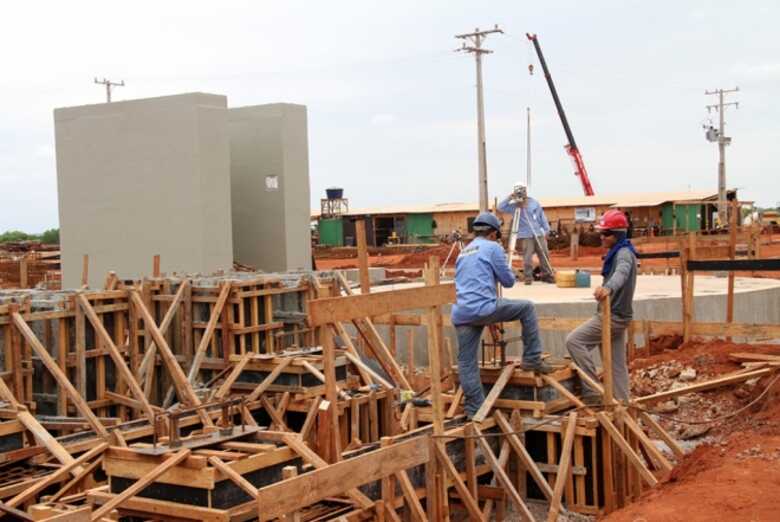 Trabalhadores construindo estrutura de obra