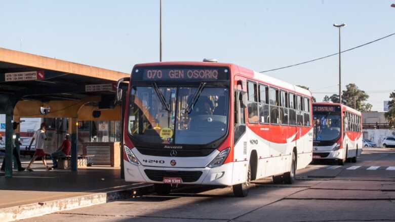 Ônibus da linha 070 no terminal Júlio de Castilho