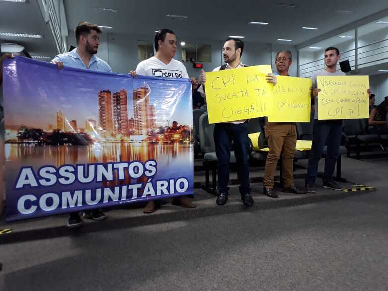 Manifestantes durante a sessão desta terça-feira, na Câmara Municipal