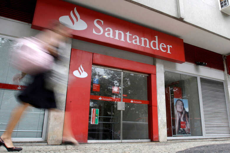 A medida prevê que os bancos abram no sábado e aumenta a carga horária