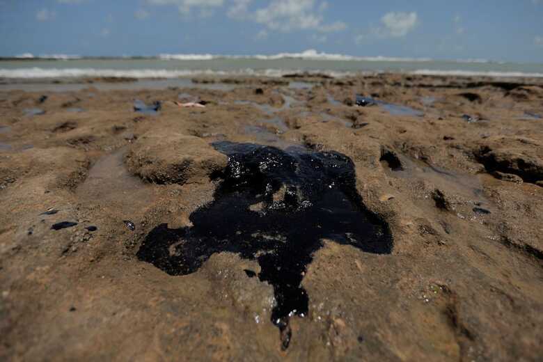 Óleo encontrado nas praias brasileiras