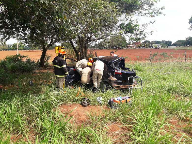 Bombeiros retirando as vítimas com ajuda de equipamentos