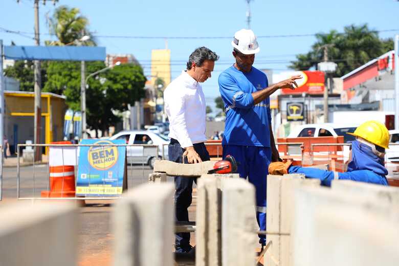 O prefeito Marquinhos Trad, com operário na construção do projeto Reviva Campo Grande