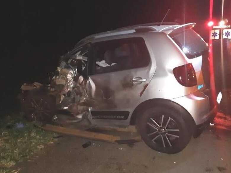 Carro de passeio ficou com a frente totalmente destruída