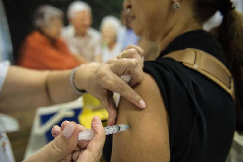 Segundo a pesquisa, 54% dos brasileiros consideram as vacinas totalmente seguras