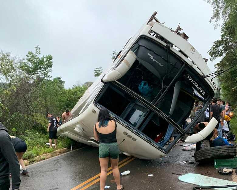 Ônibus tombado na BR- 259, em Minas Gerais