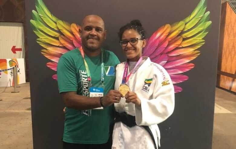 Técnico Alessandro Souza e judoca Aléxia Vitória