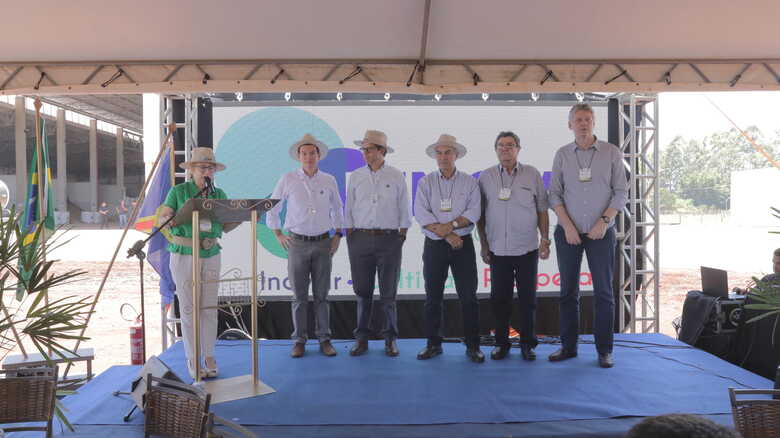 Autoridades presentes na inauguração da fábrica