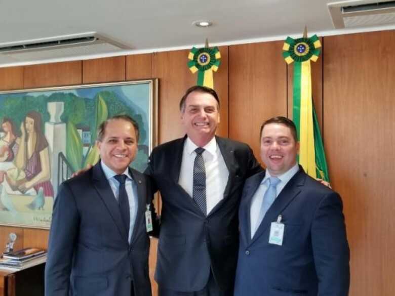 O deputado estadual Coronel David, o presidente Jair Bolsonaro e o primeiro suplente de senador, Rodolfo Nogueira