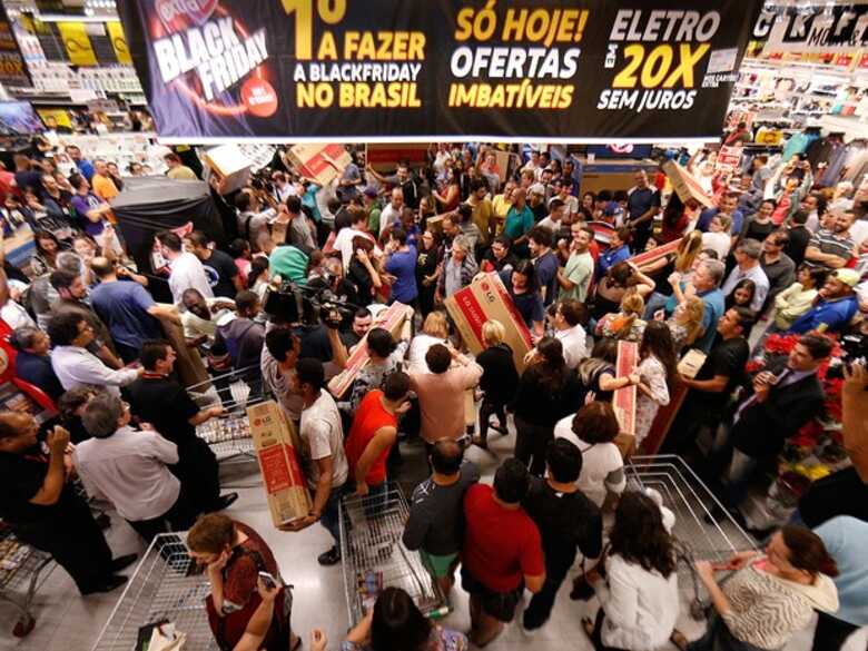 Brasileiros devem comprar, em média, três produtos. Os preferidos são roupas, eletrodomésticos, calçados e celulares