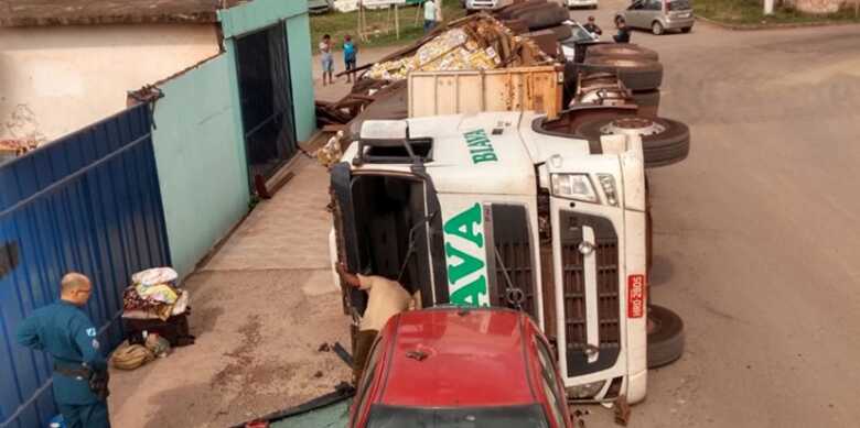 O caminhão tombado no cruzamento das ruas