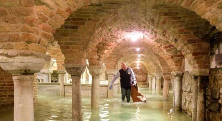 Cripta na Bas&iacute;lica de S&atilde;o Marco foi completamente inundada