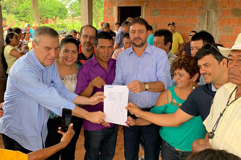 Paulo Corrêa e Sérgio Longen entregaram os equipamentos aos índios de Coronel Sapucaia com a parceria do Senai e da prefeitura do município