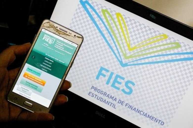 Os contratos do Fies devem ser renovados a cada semestre