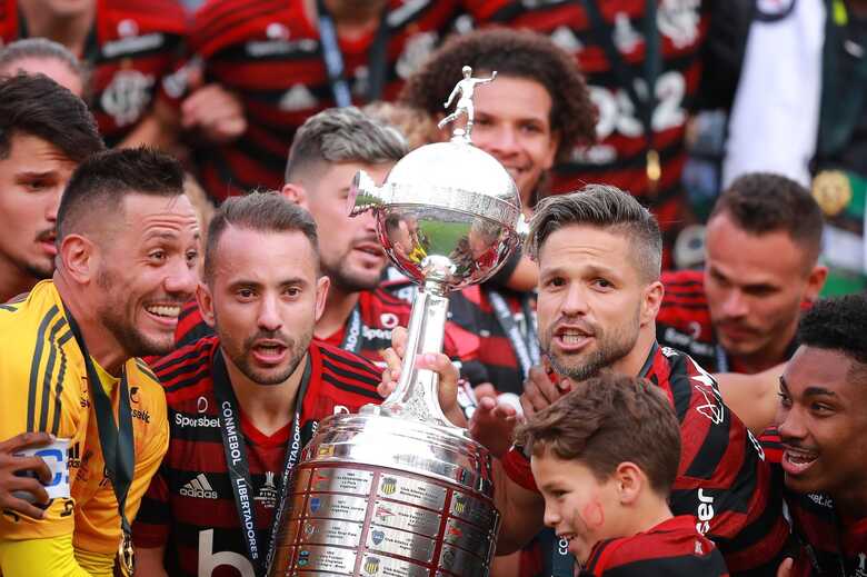 Jogadores do Flamengo com a taça Libertadores