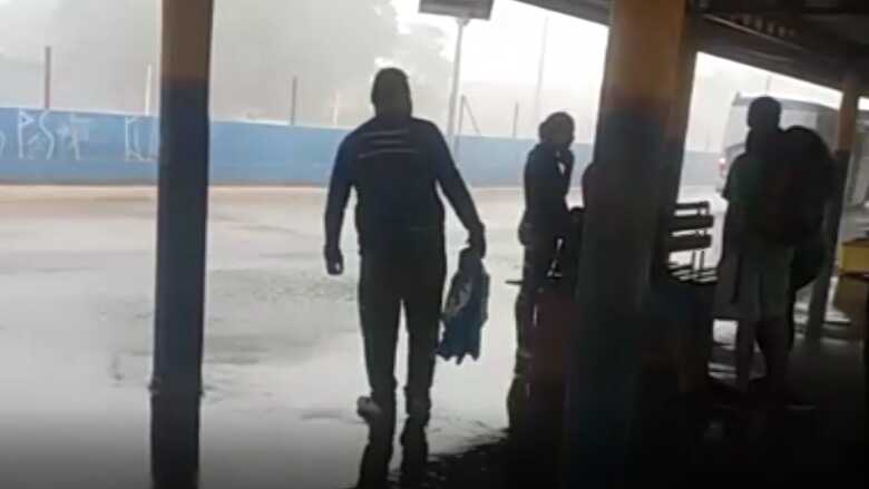 Usu&aacute;rios do transporte coletivos s&atilde;o afetados pela forte chuva