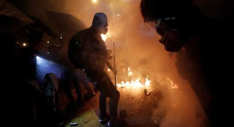 Manifestação relâmpago de mais de 1 mil pessoas, se reuniu no distrito comercial pelo segundo dia seguido