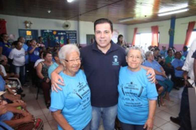 Dona Maria e Josefa com o instrutor do curso