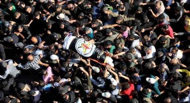 Corpo de comandante da Jihad Islâmica é levado por apoiadores durante funeral em Gaza