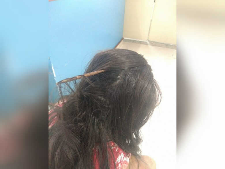 A vítima teve o lápis cravado na cabeça pelo esposo que foi preso em flagrante
