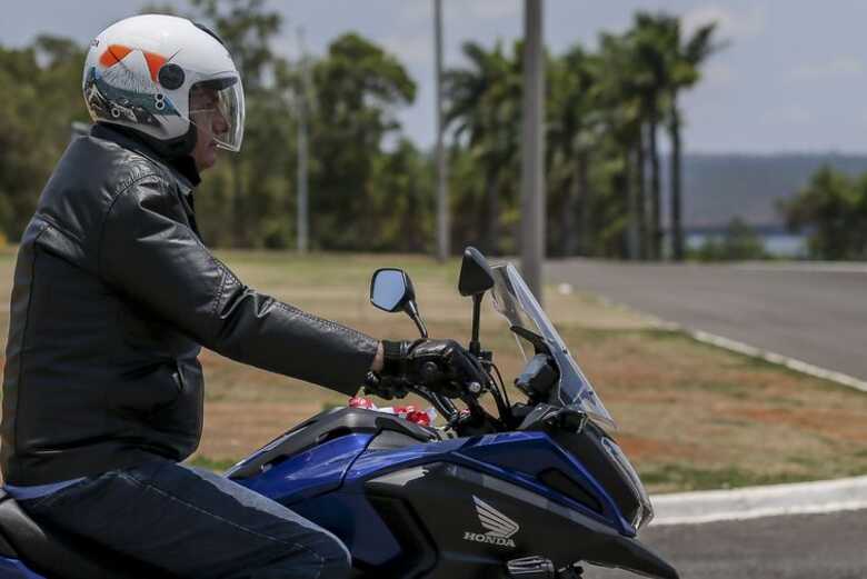 Jair Bolsonaro pilotando sua Honda NC azul 750