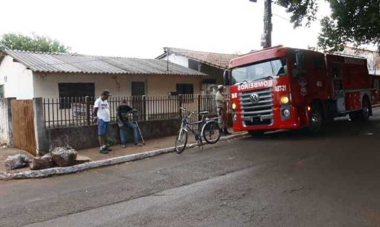 Viatura do Corpo de Bombeiros na casa onde Adão foi encontrado