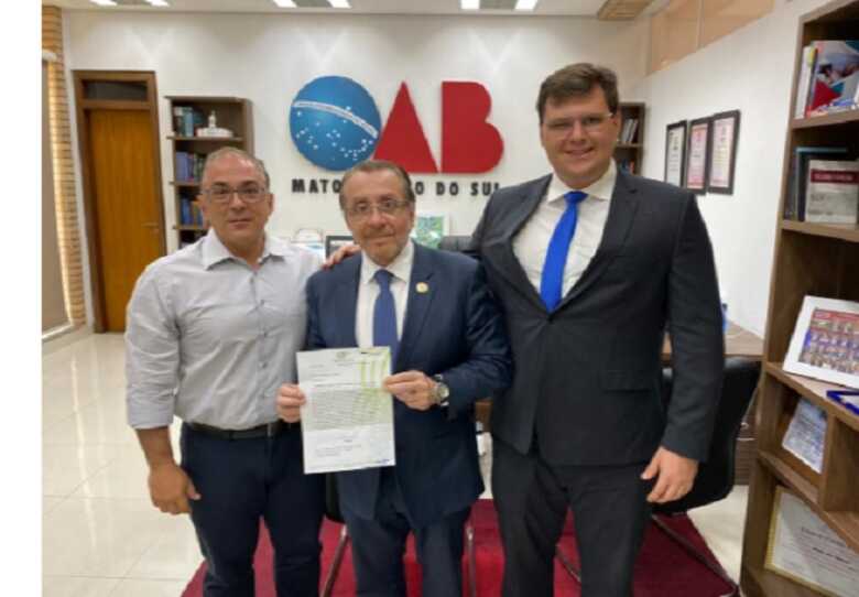 Alessandro Coelho, Mansour Elias Karmocuhe e o advogado Caio Coelho na OAB-MS durante entrega do documento que pede o apoio da Ordem