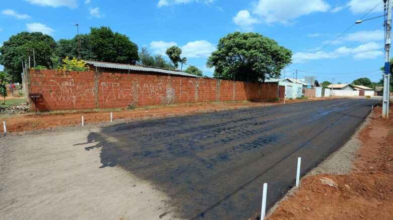 Pavimenta&ccedil;&atilde;o de um das ruas do Jardim Anache