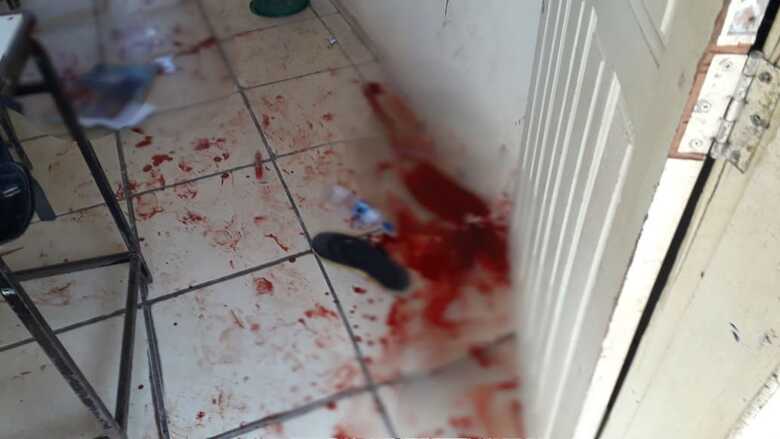 Marcas de sangue dentro da sala invadida pelo adolescente armado