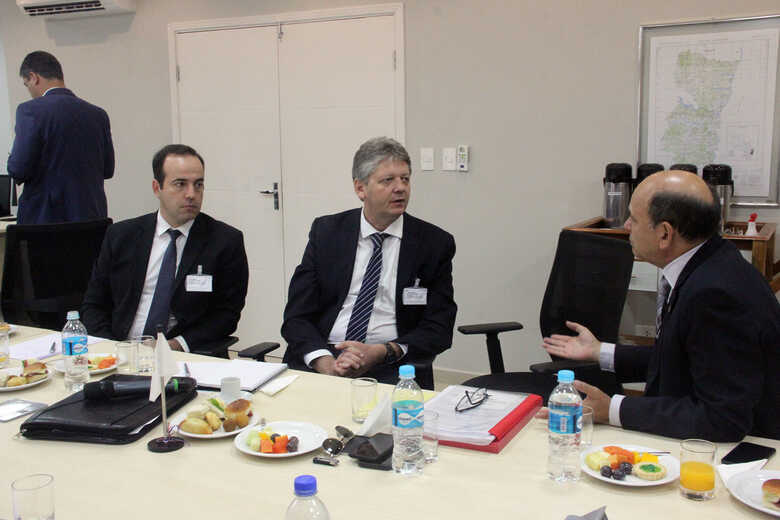 Verruck, ao lado do assessor Lúcio Lagemann, dialoga com o diretor da Itaipu Brasil, general Carbonell
