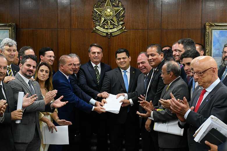 Jair Bolsonaro entrega pacote de propostas desenvolvido pela equipe econômica nas mãos de David Alcolumbre acompanhado pelos senadores