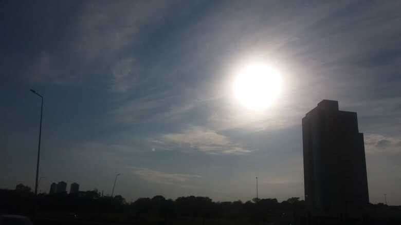 Para a capital, o Inmet prev&ecirc;  c&eacute;u parcialmente nublado a nublado com pancadas de chuva e trovoadas isoladas a partir da tarde