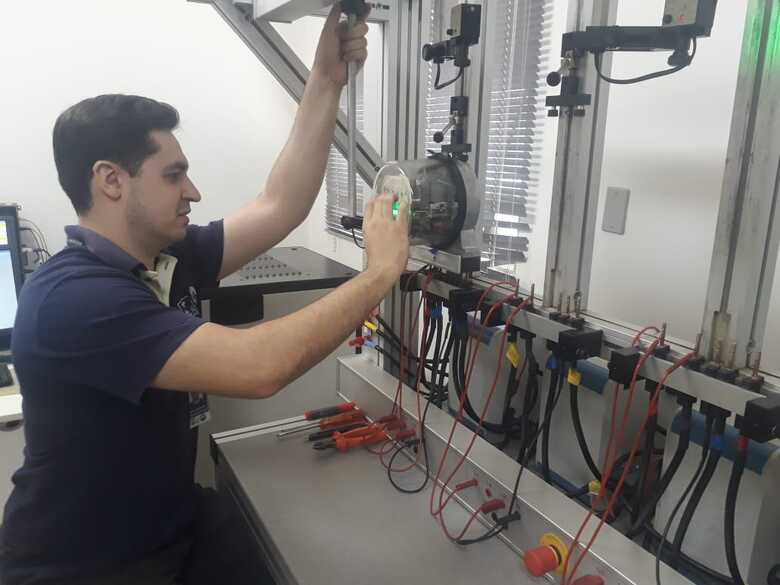 Técnico metrológico da AEM e engenheiro eletricista, Rodrigo Martinez da Silva